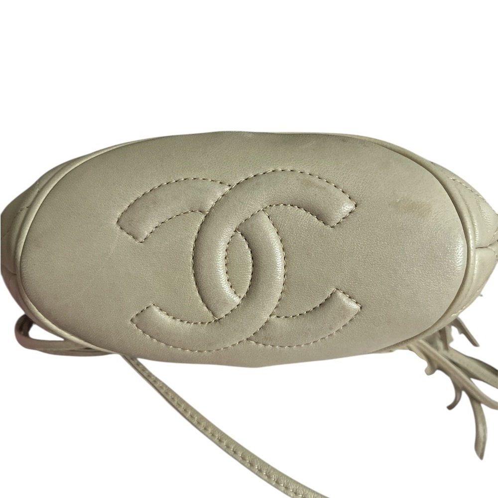 Authentic Chanel 1989 Vintage Beige Quilted Bucket Bag - Picture 4 of 10